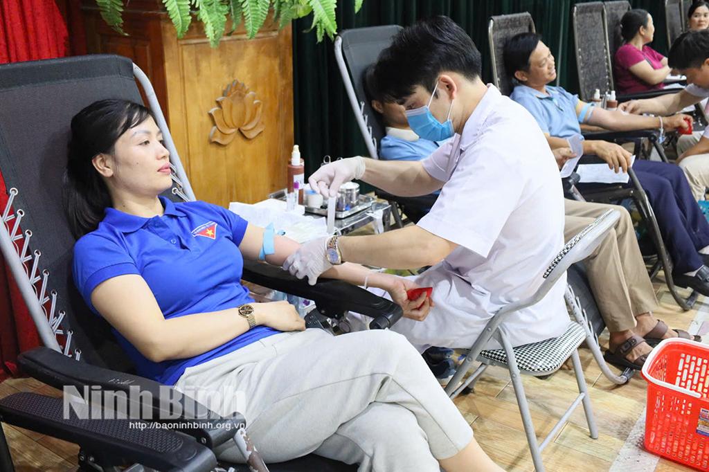 Tình nguyện viên tham gia hiến máu tại ngày hội.