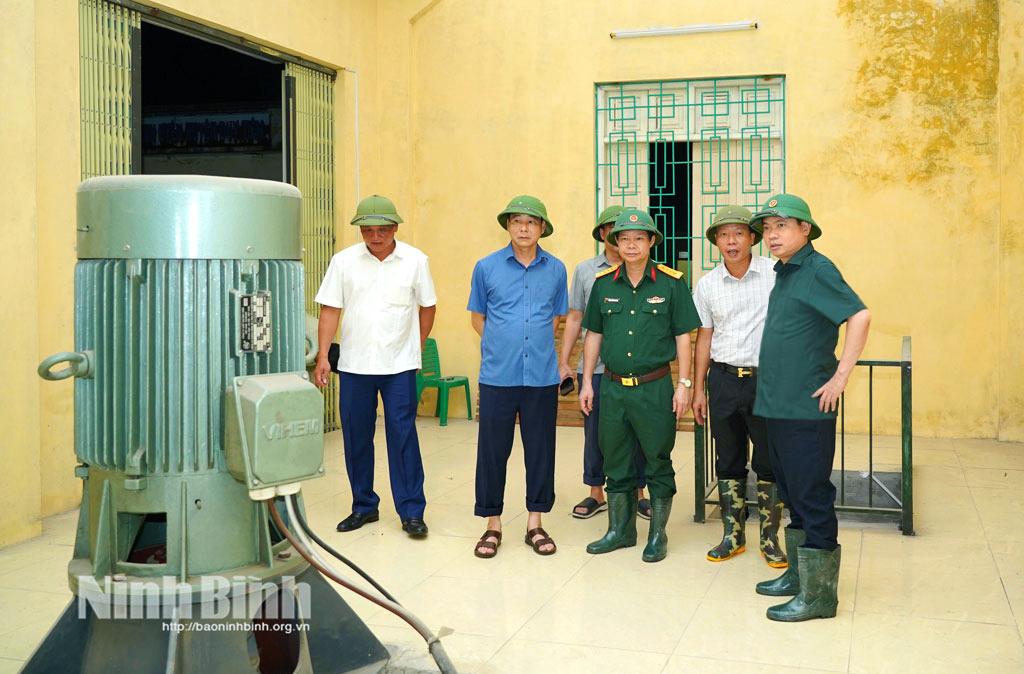 Đồng chí Bí thư Tỉnh uỷ Trương Quốc Huy kiểm tra vận hành Trạm bơm Hoành Uyển.