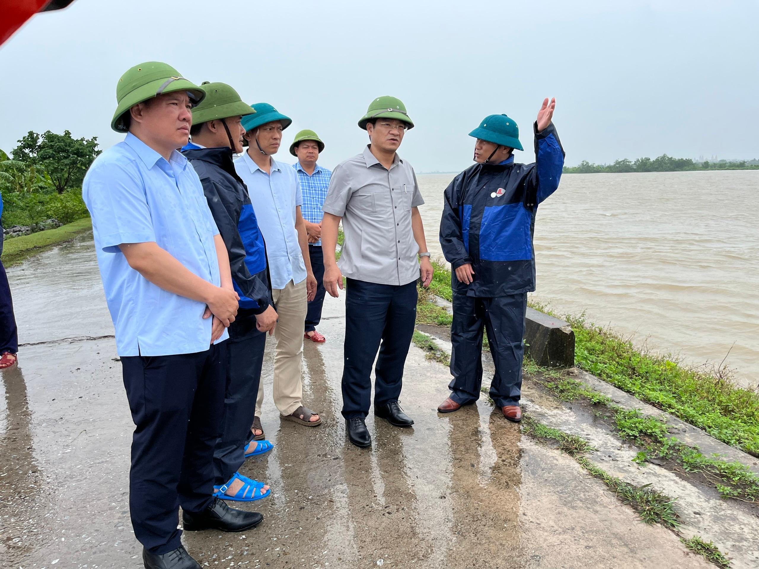 Đồng chí Phó Chủ tịch UBND tỉnh Trần Anh Dũng kiểm tra tuyến đê, kè Giao Hương trên đê hữu Hồng thuộc địa bàn xã Giao Minh. Ảnh: Văn Đại