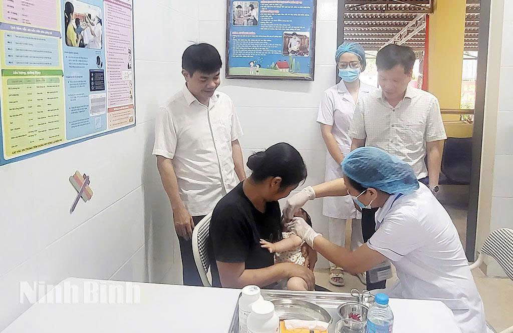 Lãnh đạo Sở Y tế kiểm tra tại điểm uống VitaminA ở Trạm Y tế Vân Giang cơ sở 1 (phường Hoa Lư).