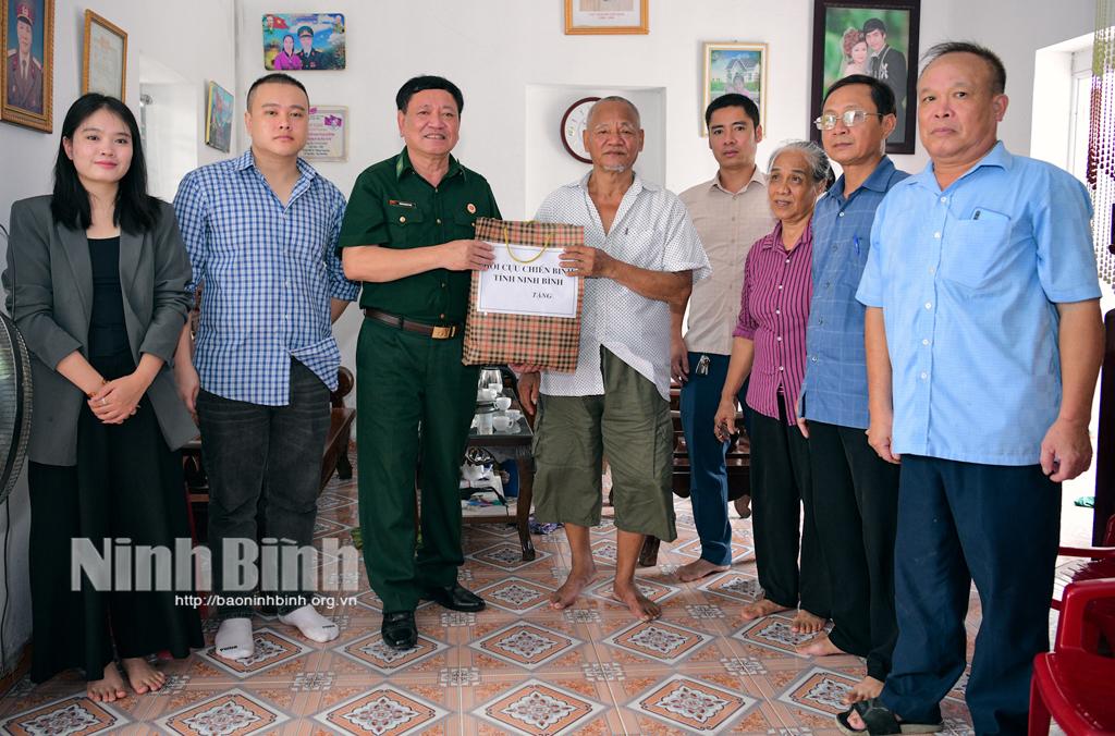Lãnh đạo Hội Cựu chiến binh tỉnh và các nhà hảo tâm tặng quà gia đình bệnh binh Vũ Duy Đôn tại phường Trung Sơn. Ảnh: Trường Giang