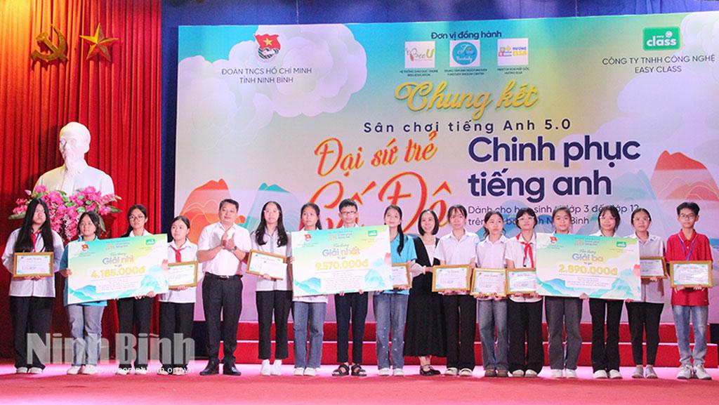 Ban Tổ chức trao các giải Nhất, Nhì, Ba cho các thí sinh của khối THCS.