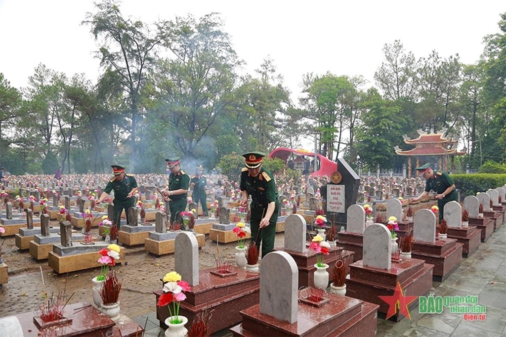 Viếng các anh hùng liệt sĩ tại Nghĩa trang Liệt sĩ quốc gia Trường Sơn. Ảnh: qdnd.vn