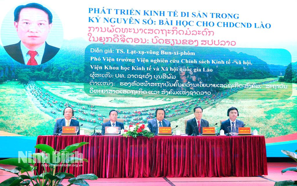 Các đại biểu chủ trì Hội thảo.