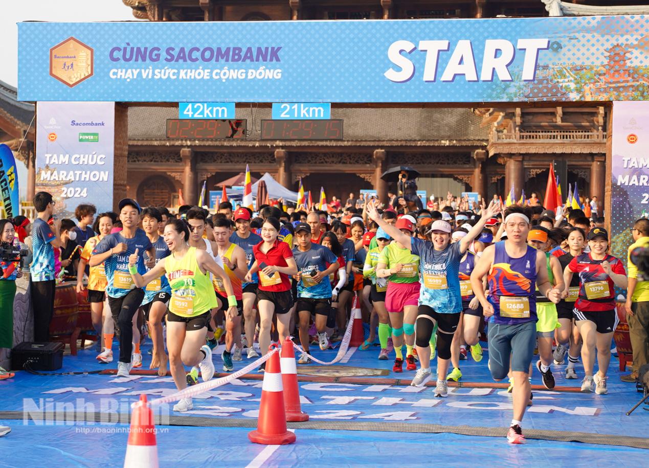 Giải chạy "Tam Chúc Marathon 2024" thu hút đông đảo VĐV tham gia.
