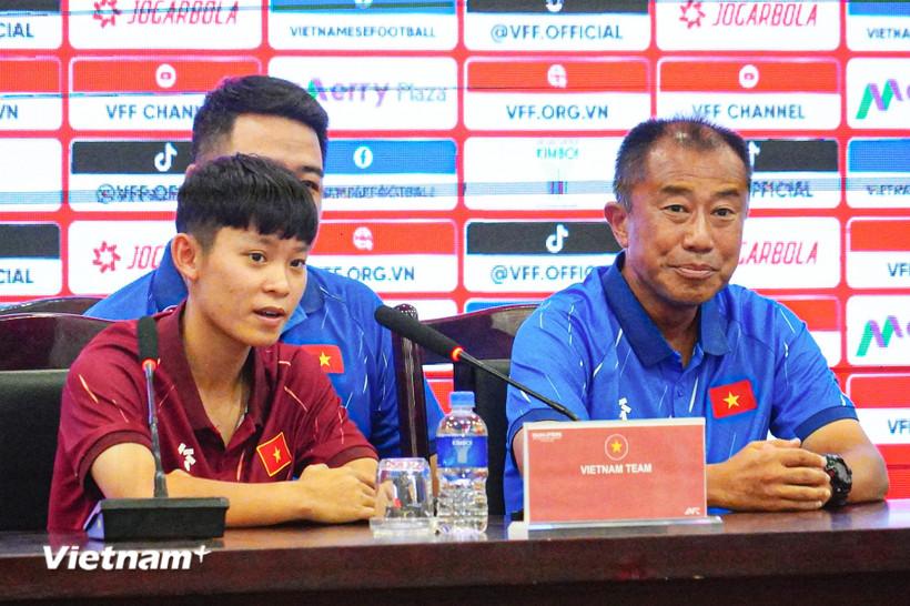 Huấn luyện viên trưởng Okiyama Masahiko (phải) và đội trưởng Lưu Hoàng Vân của đội tuyển U20 Nữ Việt Nam tham dự buổi họp báo. (Ảnh: Việt Anh/Vietnam+)