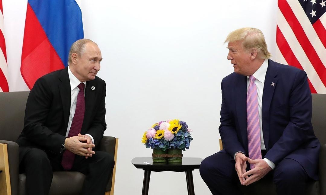 Tổng thống Nga Vladimir Putin (trái) trong cuộc gặp người đồng cấp Mỹ Donald Trump bên lề Hội nghị thượng đỉnh Nhóm các nền kinh tế phát triển và mới nổi hàng đầu thế giới (G20) ở Osaka (Nhật Bản) ngày 28/6/2019. Ảnh: Kyodo/TTXVN