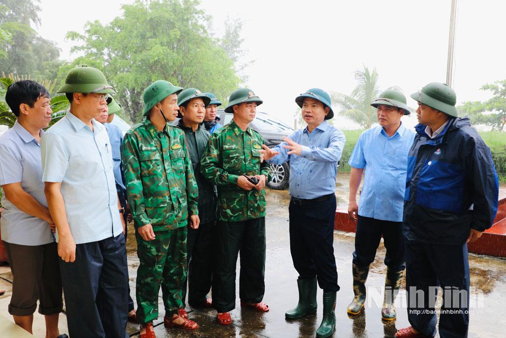 Đồng chí Bí thư Tỉnh ủy Trương Quốc Huy kiểm tra công tác ứng phó với bão số 5 tại Trạm Kiểm soát Biên phòng Cồn Nổi ( Kim Đông).