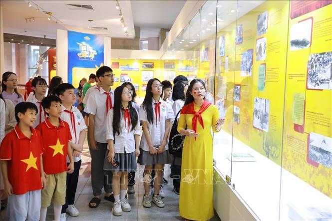 Các em học sinh tham quan Trưng bày. Ảnh: Khánh Hoà/TTXVN