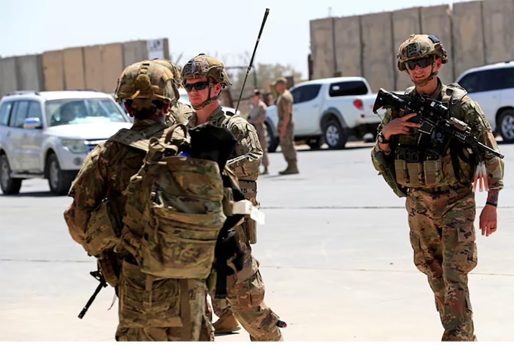 Chuyển giao bính lính Mỹ tại căn cứ Taji tại Iraq.