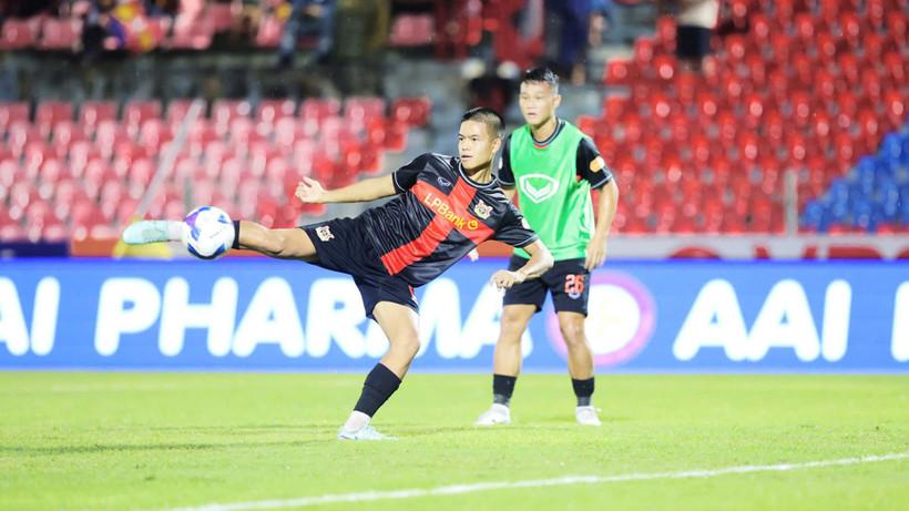 Tân binh Trần Thành Trung (trái) trong màu áo Ninh Bình thi đấu tại V-League 2025/26. (Ảnh: VPF)