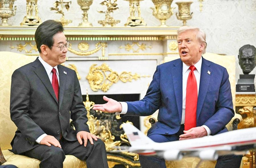 Tổng thống Mỹ Donald Trump và Tổng thống Hàn Quốc Lee Jae Myung trao đổi tại Nhà Trắng. Ảnh: Japan Times