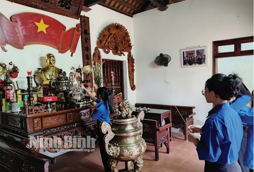 Đoàn viên, thanh niên dâng hương tại Nhà tưởng niệm đồng chí Nguyễn Hữu Tiến, phường Đồng Văn.