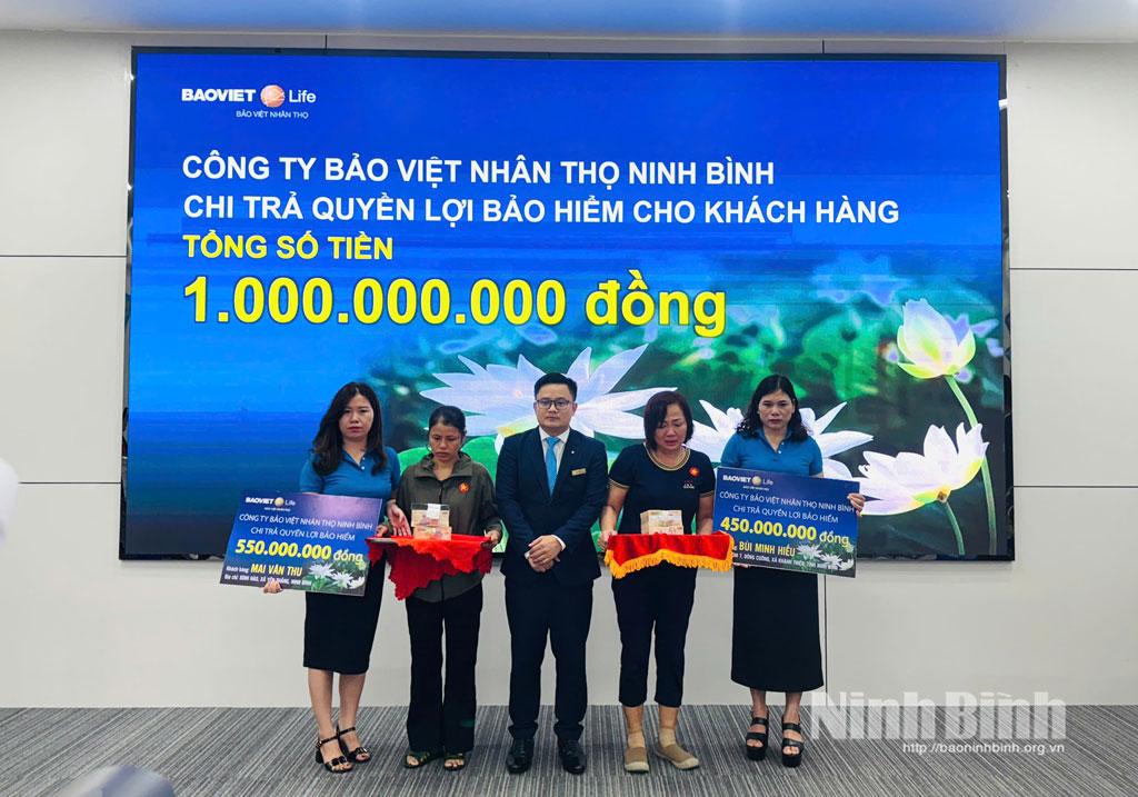 Chi trả quyền lợi bảo hiểm cho khách hàng tham gia Bảo Việt Nhân Thọ.