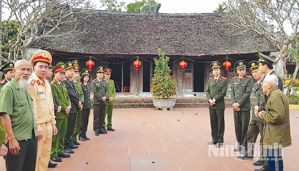 Du khách tham quan, dâng hương tại đình Triều Hội, xã Bồ Đề - Di tích lịch sử cấp quốc gia.