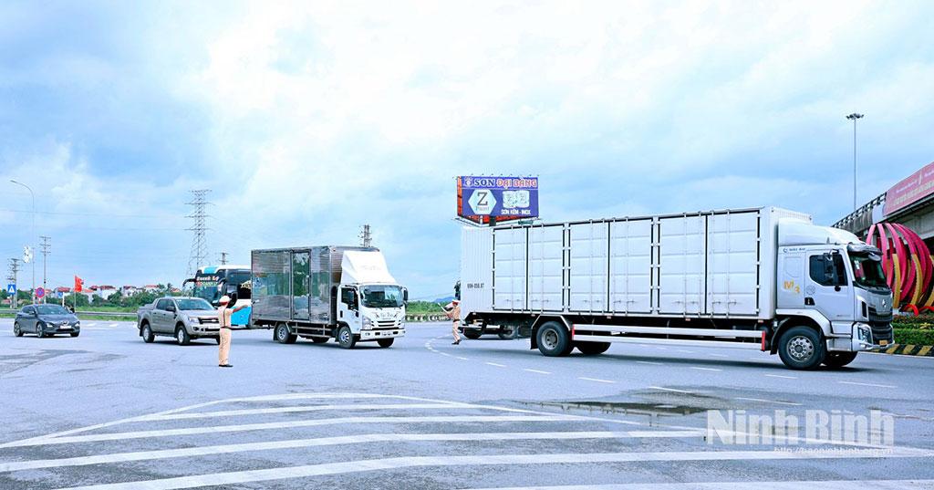 Lực lượng Cảnh sát giao thông phân luồng, điều tiết, bảo đảm trật tự an toàn giao thông trên địa bàn.