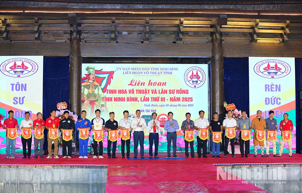 Ban tổ chức tặng Cờ lưu niệm cho các đoàn tuyển tham gia liên hoan.