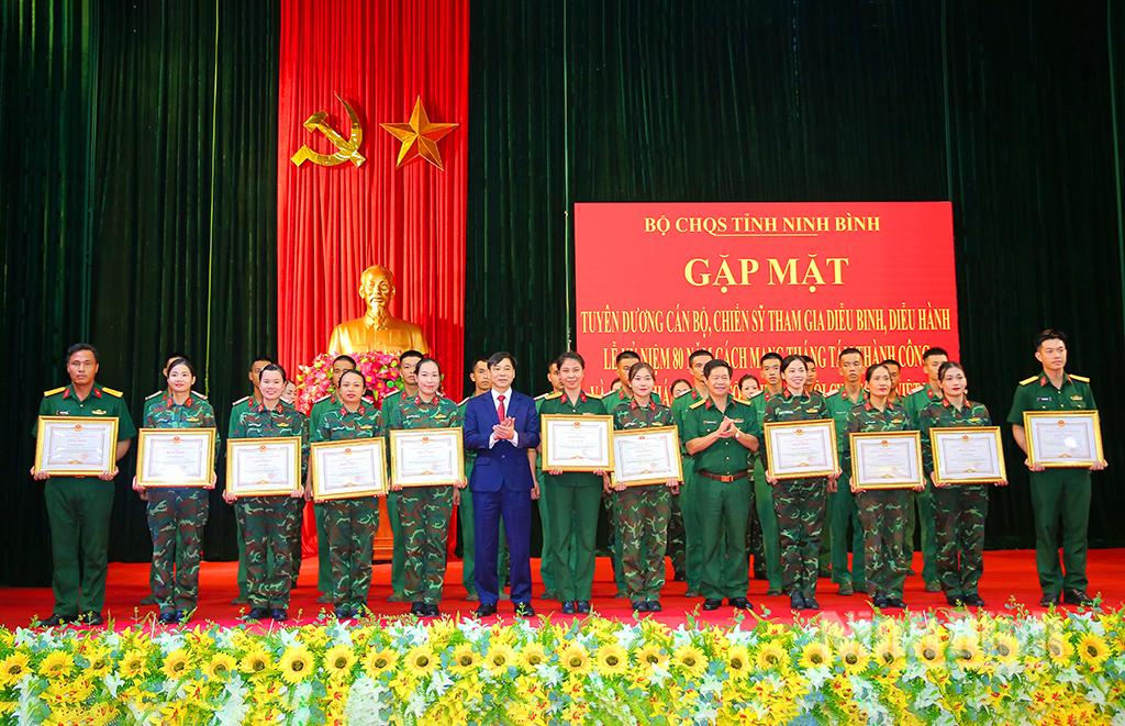 Đồng chí Phó Chủ tịch UBND tỉnh Nguyễn Anh Chức trao Bằng khen của Chủ tịch UBND tỉnh cho các cá nhân có thành tích xuất sắc trong tham gia Lễ diễu binh, diễu hành nhân kỷ niệm 80 năm Cách mạng Tháng Tám thành công và Quốc khánh 2/9.