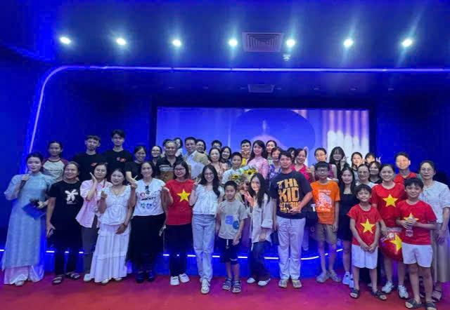 Khán giả giao lưu với đoàn phim "Vầng trăng thơ ấu" (Ảnh: Cục Điện ảnh)