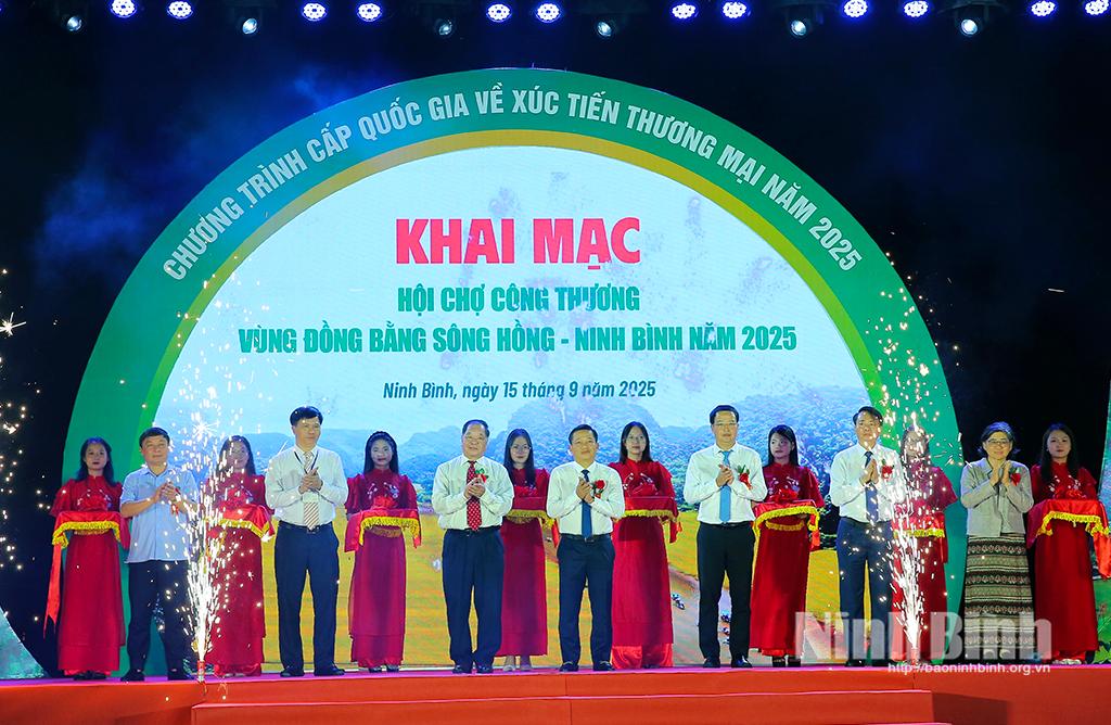 Các đại biểu cắt băng khai mạc Hội chợ.