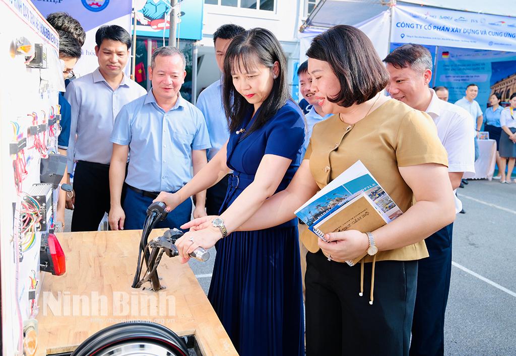 Đại biểu tham quan, trải nghiệm tại các gian hàng.