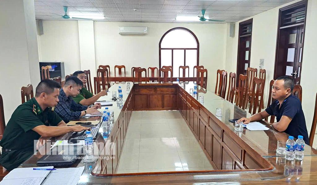Các cơ quan chức năng của tỉnh làm việc với ngư dân về các quy định liên quan đến giám sát hành trình tàu cá (VMS).