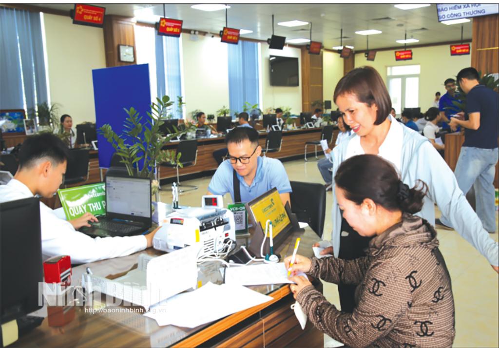 Người dân giải quyết các thủ tục hành chính tại Trung tâm Phục vụ hành chính công tỉnh.