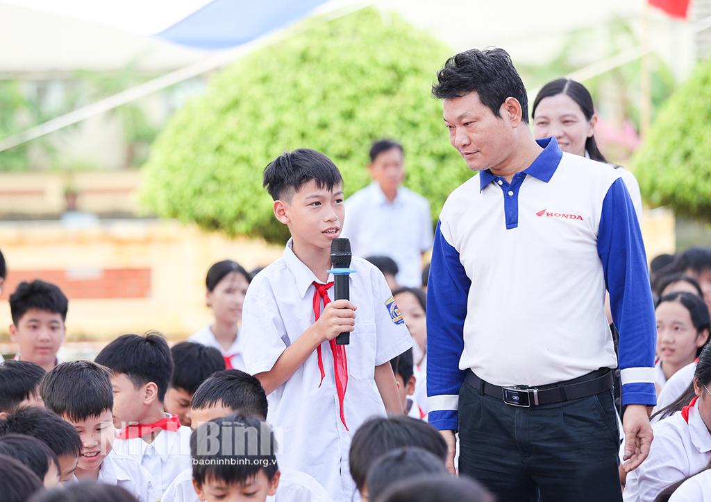 Tuyên truyền về an toàn giao thông tại Trường THCS Vũ Phạm Khải.