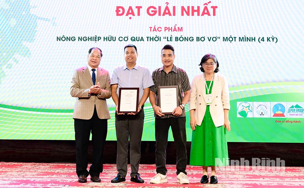 Ban tổ chức cuộc thi trao Giải Nhất cho các tác giả.