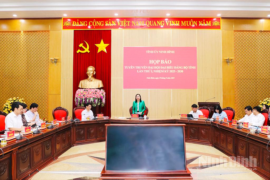 Quang cảnh buổi họp báo.