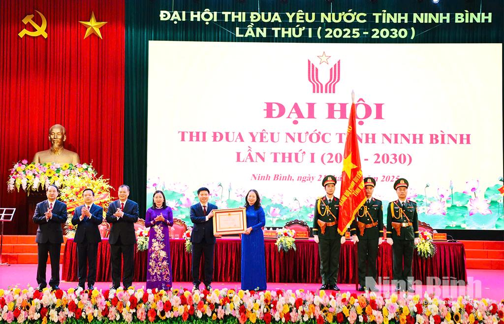 Thừa ủy quyền của Chủ tịch nước, đồng chí Phó Chủ tịch nước Võ Thị Ánh Xuân trao Huân chương Lao động hạng Nhất cho Đảng bộ, Chính quyền và Nhân dân tỉnh Ninh Bình đã có thành tích xuất sắc trong phong trào thi đua “Cả nước chung sức xây dựng nông thôn mới giai đoạn 2021-2025”.