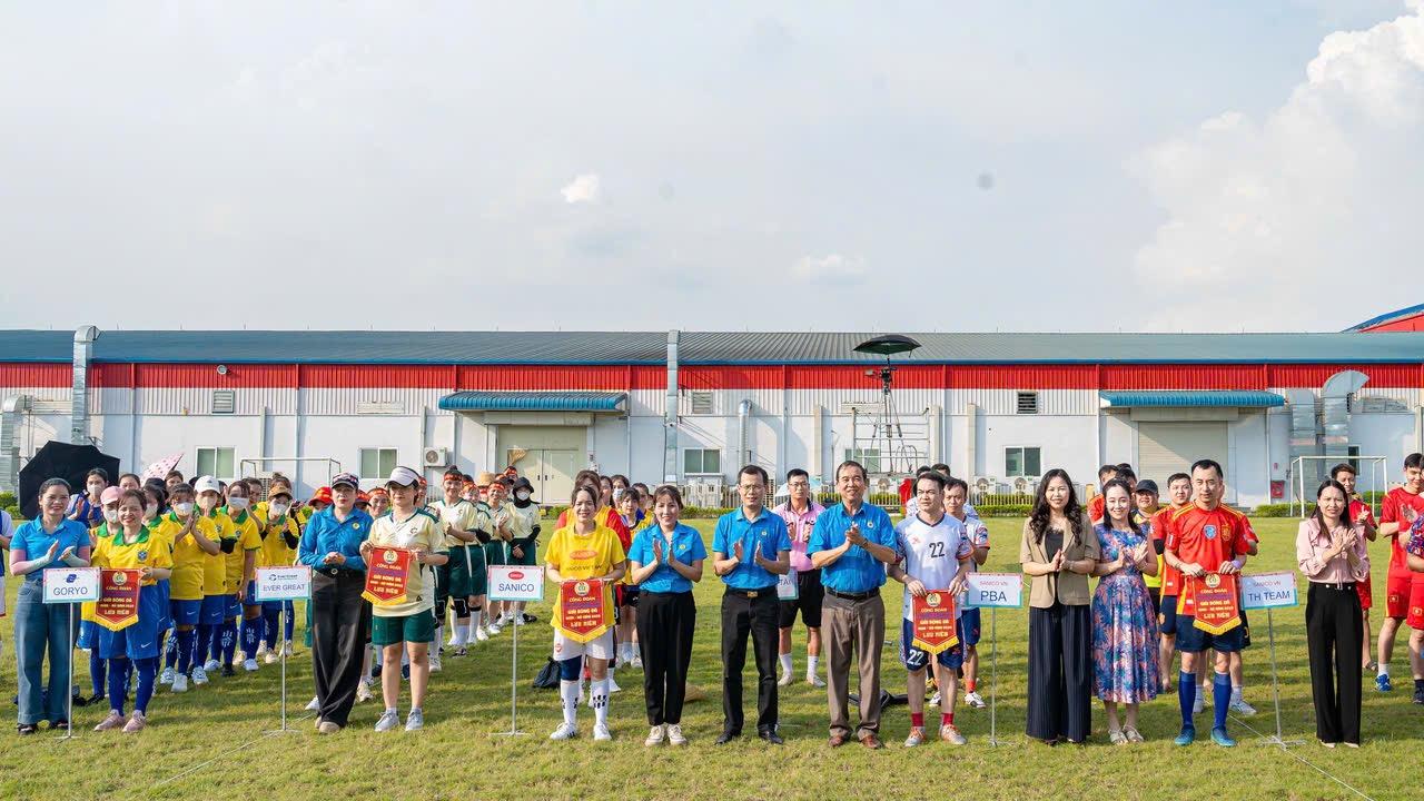 Ban tổ chức trao cờ lưu niệm cho các đội tham gia Giải.