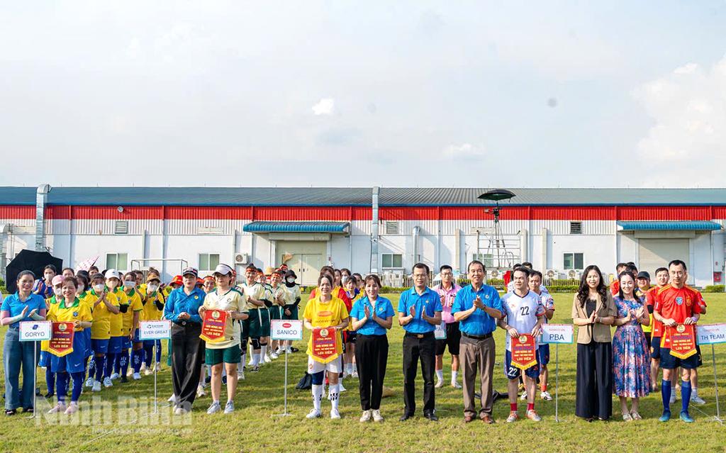 Ban tổ chức trao cờ lưu niệm cho các đội tham gia Giải.