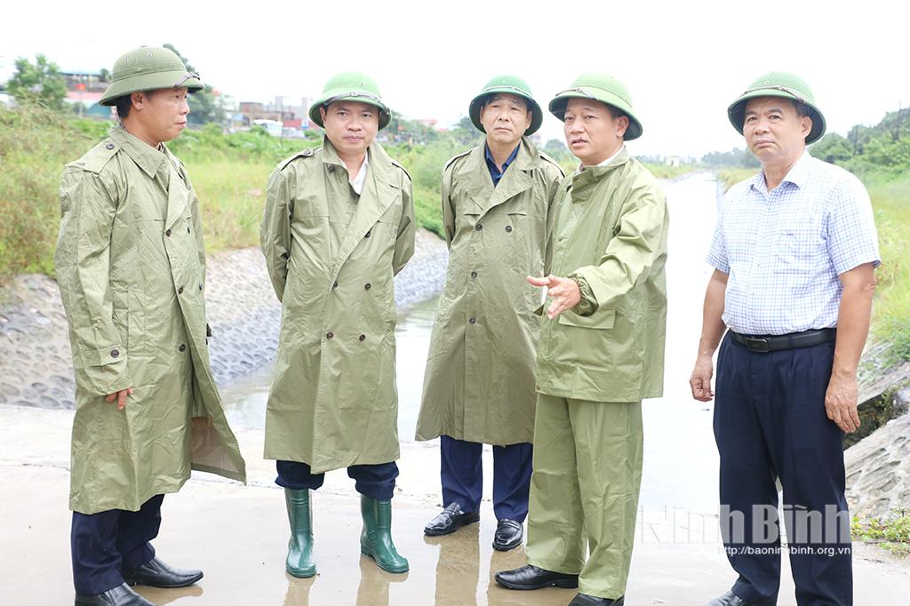 Đồng chí Bí thư Tỉnh ủy Trương Quốc Huy và Đoàn công tác kiểm tra công tác bơm tiêu úng tại Trạm bơm Trạm bơm Ngòi Ruột (phường Châu Sơn).