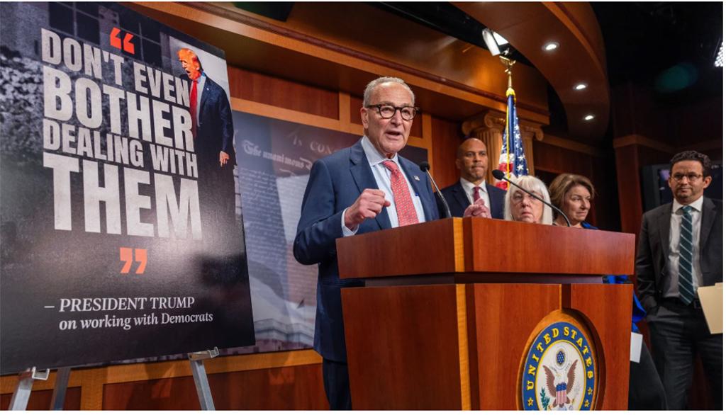 Lãnh đạo phe thiểu số Thượng viện Chuck Schumer phát biểu tại buổi họp báo tại buổi họp báo tại đồi Capital hôm 19/9. Ảnh: Tasos Katopodis/Getty Images