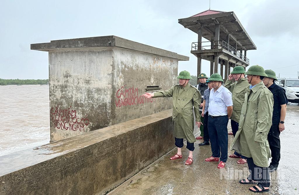 Đồng chí Mai Văn Tuất, Phó Bí thư Tỉnh uỷ, Chủ tịch Uỷ ban MTTQ Việt Nam tỉnh và Đoàn kiểm tra thực tế tại cống CT11 trên đê Bình Minh 3.