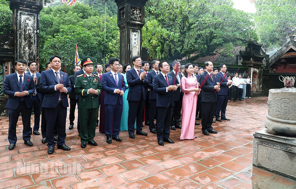 Các đồng chí Thường trực Tỉnh ủy và các đại biểu dâng hương tại Đền thờ Vua Đinh Tiên Hoàng.