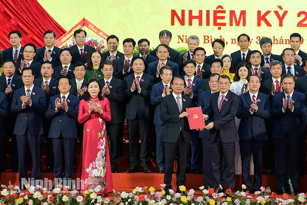 Đồng chí Lê Minh Hưng, Ủy viên Bộ Chính trị, Bí thư Trung ương Đảng, Trưởng Ban Tổ chức Trung ương trao Quyết định của Bộ Chính trị chỉ định đồng chí Đặng Xuân Phong, Ủy viên Trung ương Đảng, Bí thư Tỉnh ủy Phú Thọ giữ chức vụ Bí thư Tỉnh ủy Ninh Bình nhiệm kỳ 2025 - 2030. Ảnh: Trường Giang