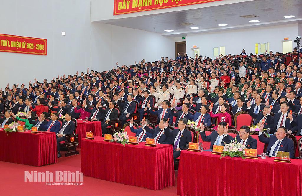 Các đại biểu biểu quyết thông qua Nghị quyết Đại hội.
