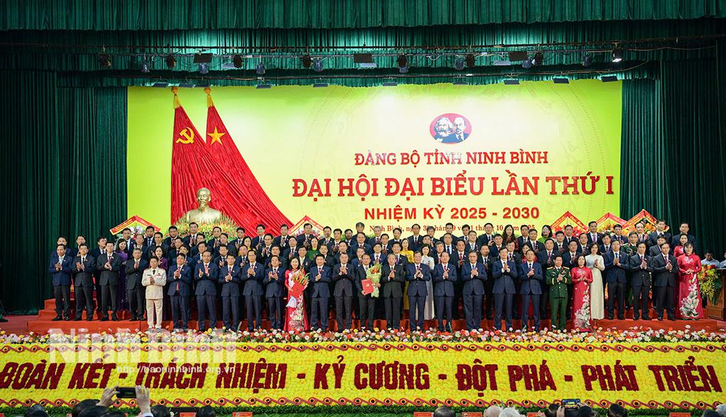 Đồng chí Lê Minh Hưng, Ủy viên Bộ Chính trị, Bí thư Trung ương Đảng, Trưởng Ban Tổ chức Trung ương trao Quyết định của Bộ Chính trị về chỉ định Ban Chấp hành Đảng bộ tỉnh nhiệm kỳ 2025-2030. Ảnh: Trường Giang