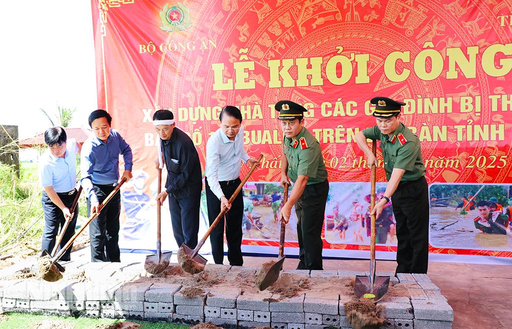 Các đại biểu thực hiện nghi thức Khởi công xây dựng nhà ở cho các gia đình bị thiệt hại do bão số 10