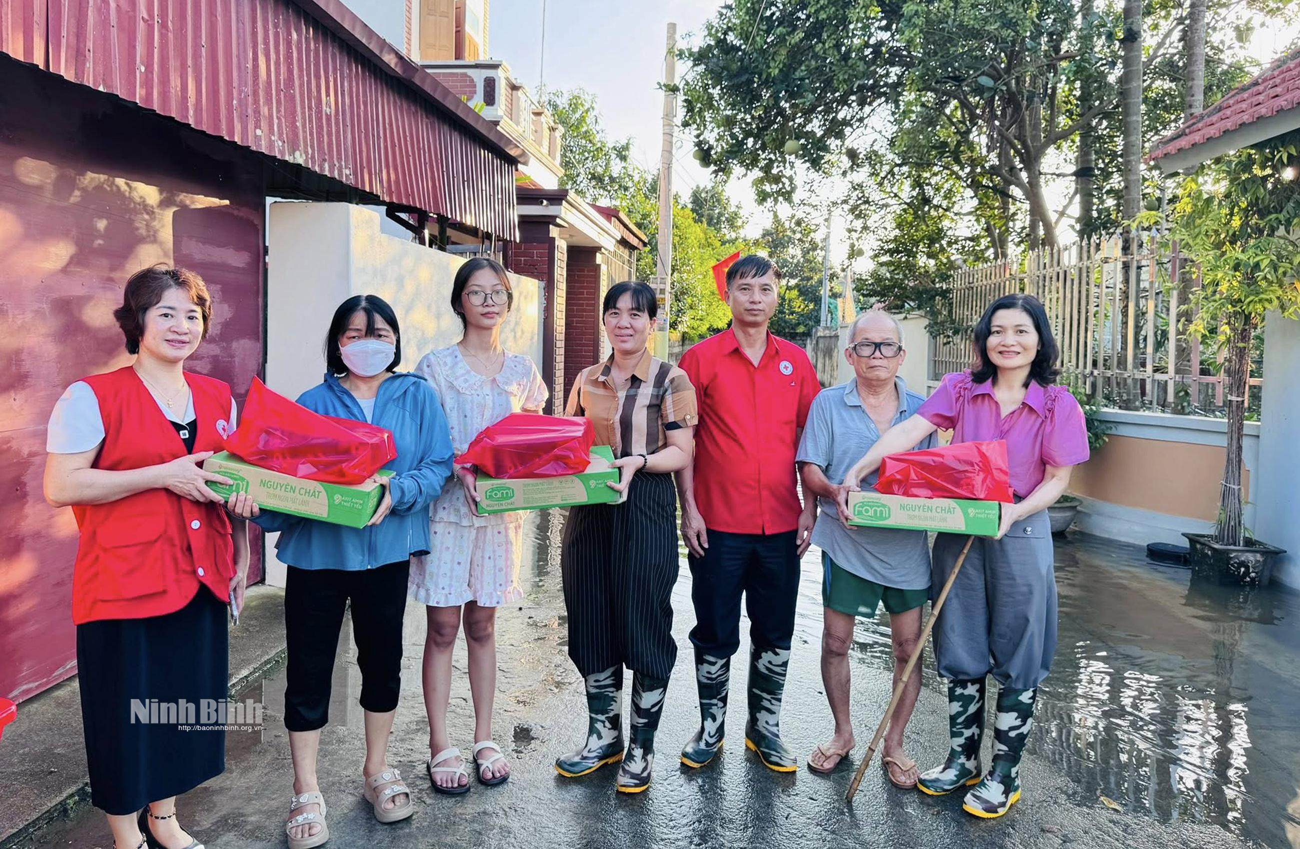 Lãnh đạo Hội Chữ thập đỏ tỉnh, chính quyền địa phương trao quà cho các hộ gia đình bị ngập lụt ở phường Phù Vân.