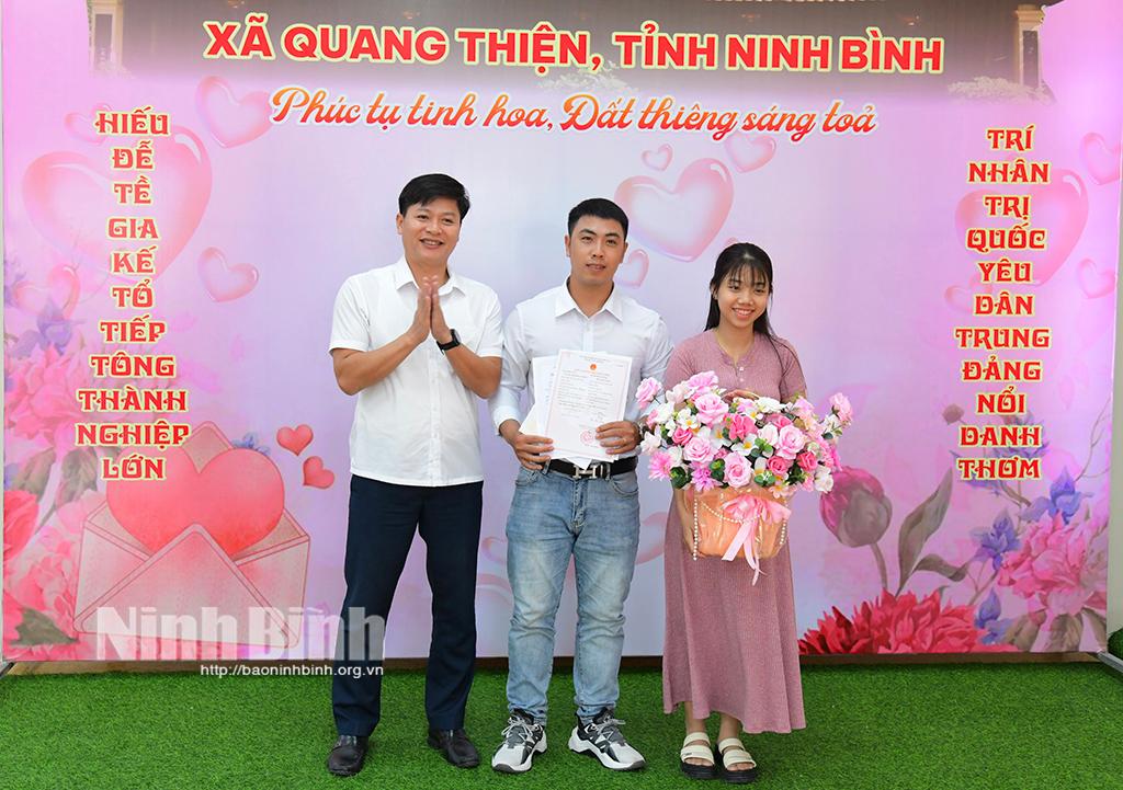 Lãnh đạo xã Quang Thiện tặng hoa chúc mừng và quà khi người dân làm thủ tục đăng ký kết hôn.