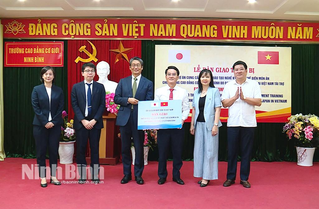 Đại sứ đặc mệnh toàn quyền Nhật Bản trao biển biểu trưng bàn giao thiết bị dự án cho Trường Cao đẳng Cơ giới Ninh Bình.