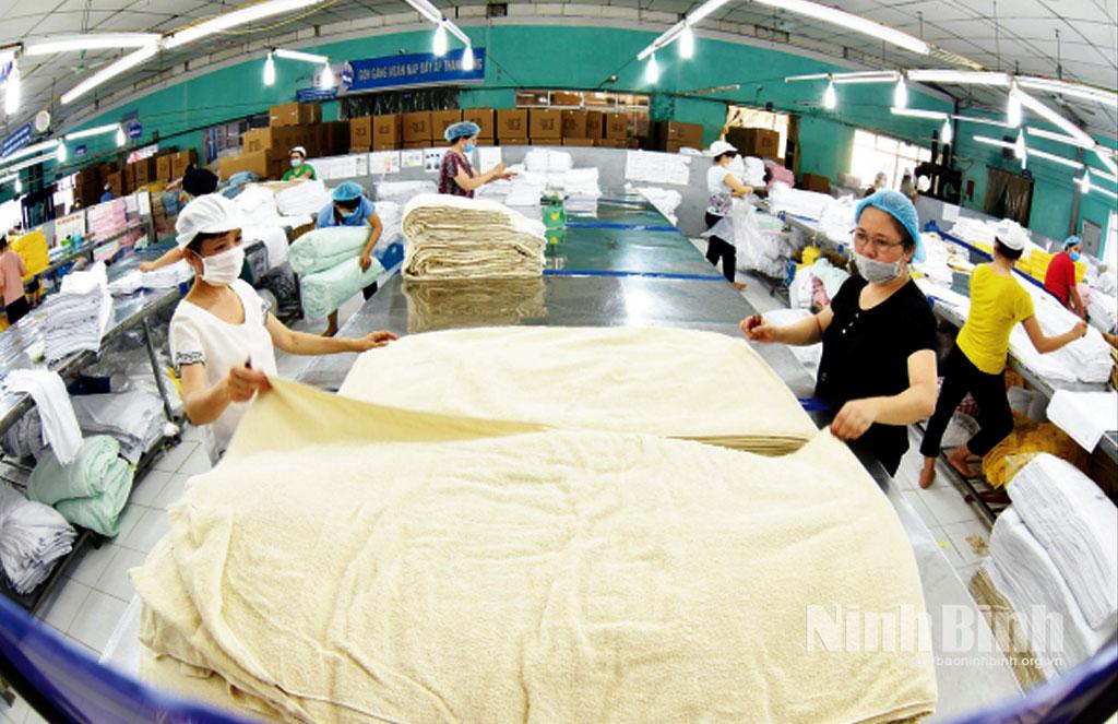 Công ty Cổ phần Dệt may Sơn Nam (phường Nam Định) là một trong những doanh nghiệp tiêu biểu của ngành Dệt may Việt Nam; đạt tốc độ tăng trưởng cao, vững vàng trong hội nhập kinh tế quốc tế.