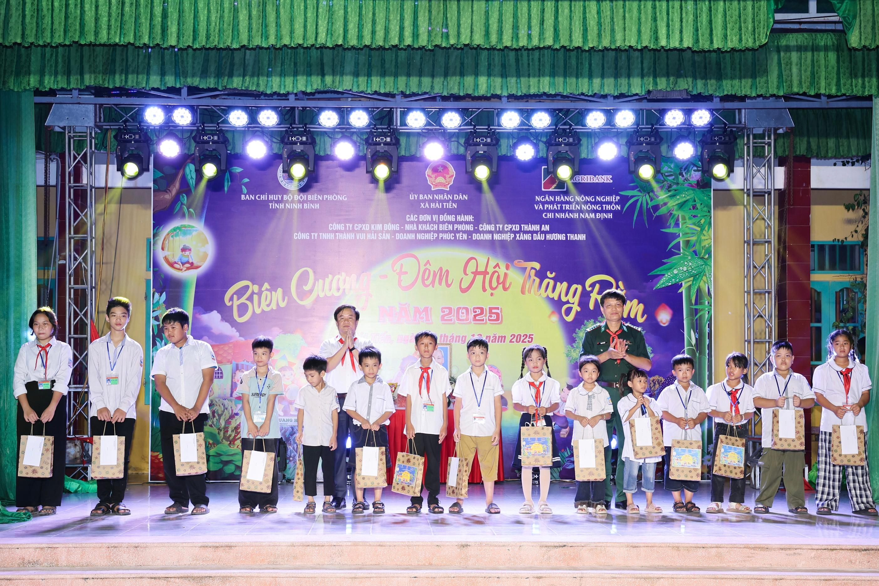 Lãnh đạo Ban Chỉ huy BĐBP tỉnh và lãnh đạo xã tặng quà cho các cháu thiếu nhi.