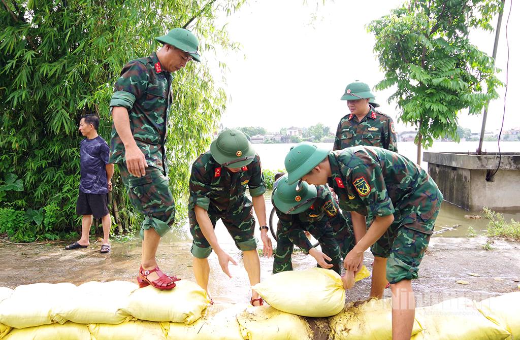 Cán bộ chiến sỹ Ban Chỉ huy phòng thủ khu vực 1-Phù Vân khẩn trương giúp nhân dân ứng phó với nguy cơ ngập lụt tại phường Phù Vân do nước sông Đáy dâng cao.