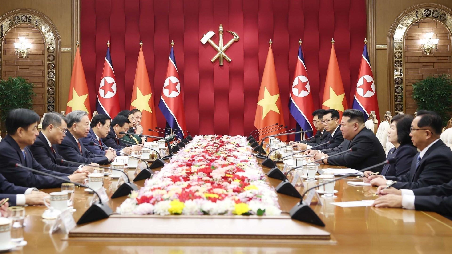 Tổng Bí thư Tô Lâm hội đàm với Tổng Bí thư, Chủ tịch Quốc vụ Triều Tiên Kim Jong Un. (Ảnh: THỐNG NHẤT/TTXVN)