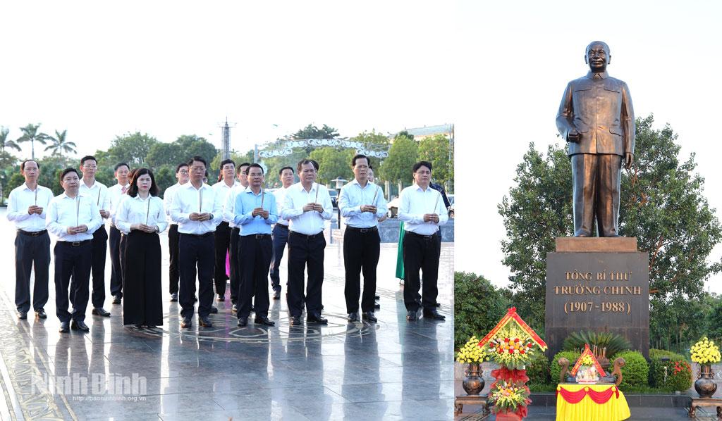 Đồng chí Đồng chí Đặng Xuân Phong, Ủy viên Trung ương Đảng, Bí Tỉnh ủy, Trưởng Đoàn ĐBQH tỉnh và các đồng chí lãnh đạo tỉnh dâng hương tại Tượng đài Tổng Bí thư Trường Chinh.