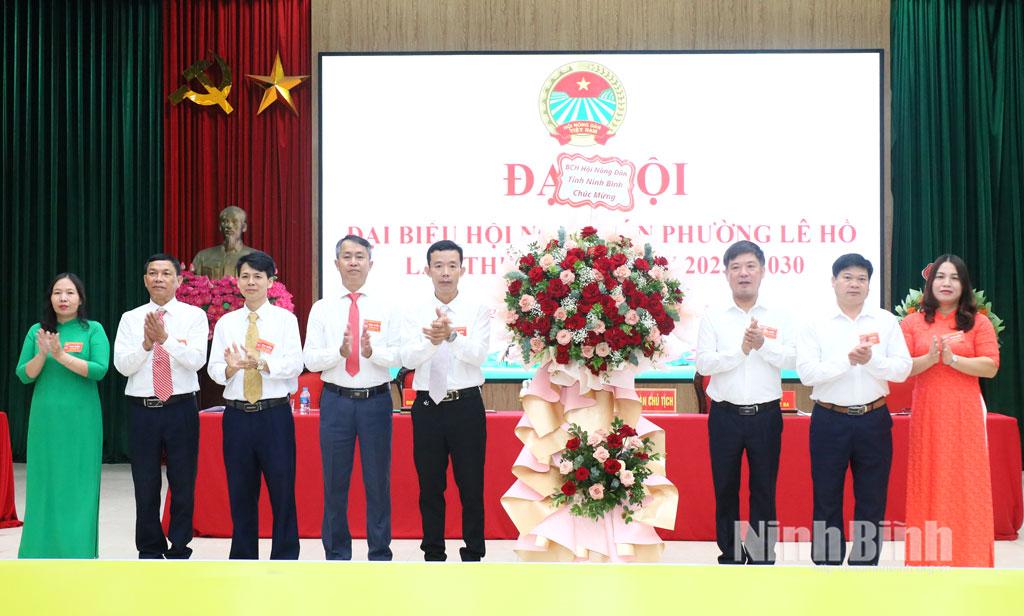 Đồng chí Ngô Văn Toản, Phó Chủ tịch Hội Nông dân tỉnh tặng lẵng hoa chúc mừng Đại hội.